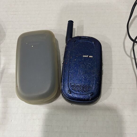 Verizon LG & Motorola Flip Phone W/ Accessories Pre Owned - Picture 6 of 6